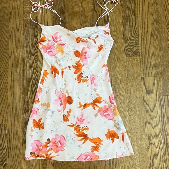 Bloggers favorite Mini Dress - Picture 7 of 10